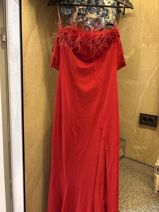 Вечернее красное платье. Надевалось только один раз- на выпускной
