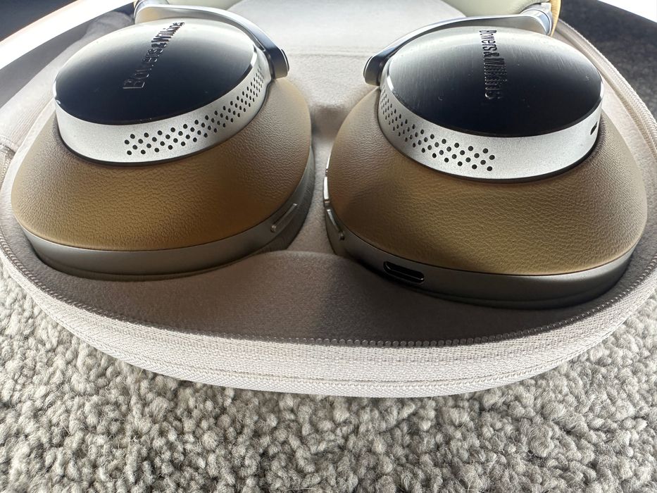Vând Casti On-Ear Bowers & Wilkins PX8, Bluetooth, Microfon, ANC, Tan