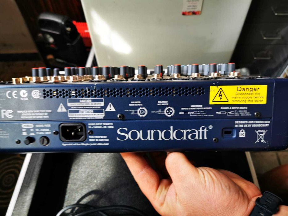 Mixer Audio SOUNDCRAFT MFXI 8/2 - Case inclus