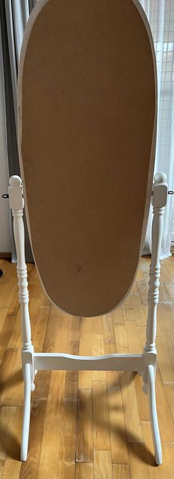 Oglindă ovală cu ramă din lemn alba