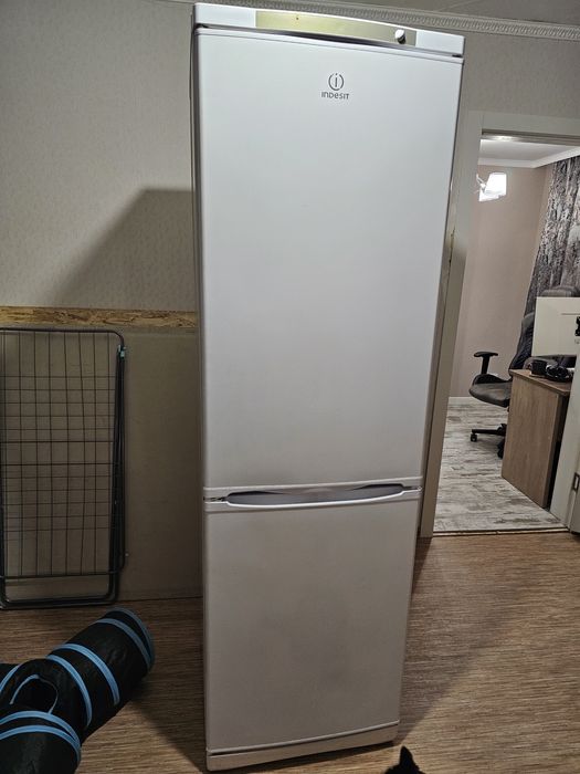 Холодильник Indesit в хорошем состоянии. ВЕСЬ пластик целый.