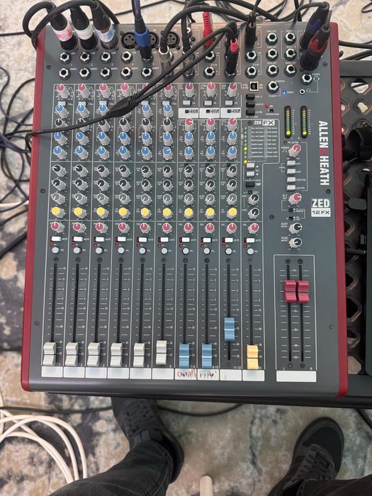 Allen & Heath ZED-12FX mixer analog