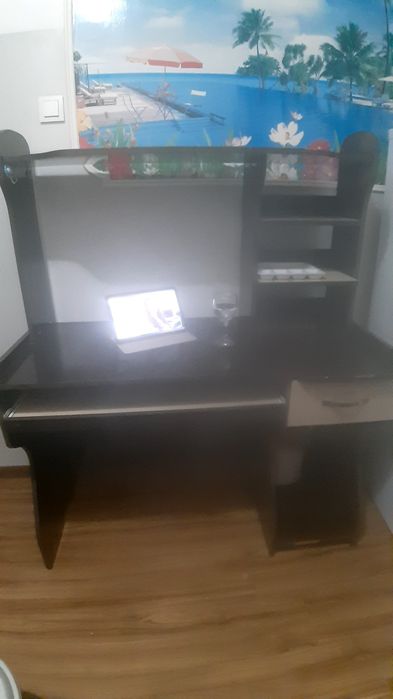 Kompyuter stol sotiladi