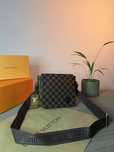 Borseta Louis Vuitton District Damier Messenger Calitate Premium