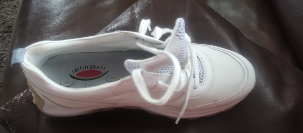 Adidași mărimea 40, noi foarte confortabili