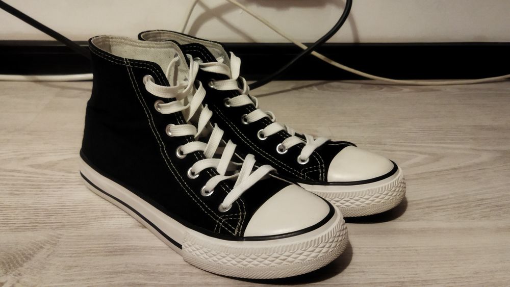 Tenesi negri cu cusături albe