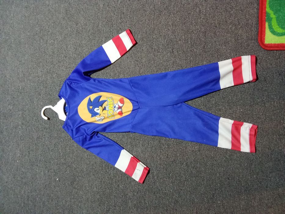 Costum sonic sau se poate folosi și că pijama