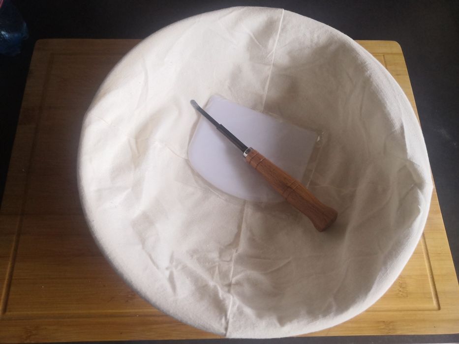 Baneton cu husă + ustensilă crestare și racletă CADOU