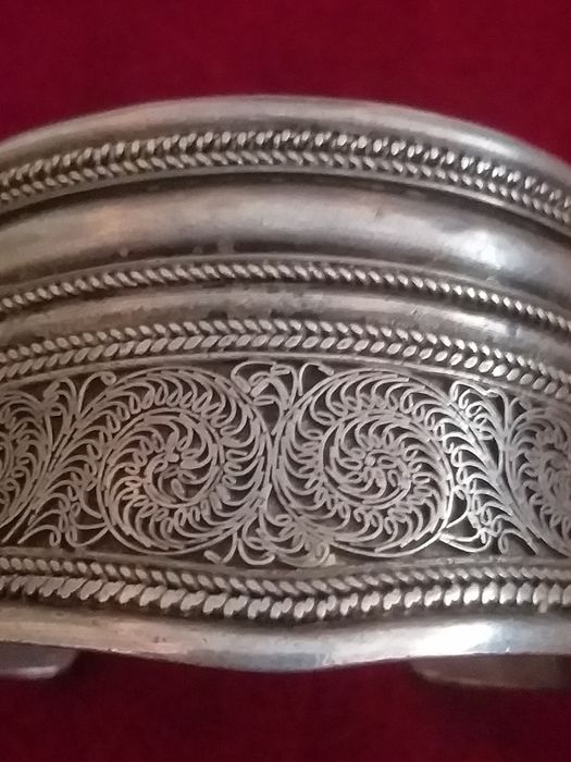 Vand o piesă veche din argint