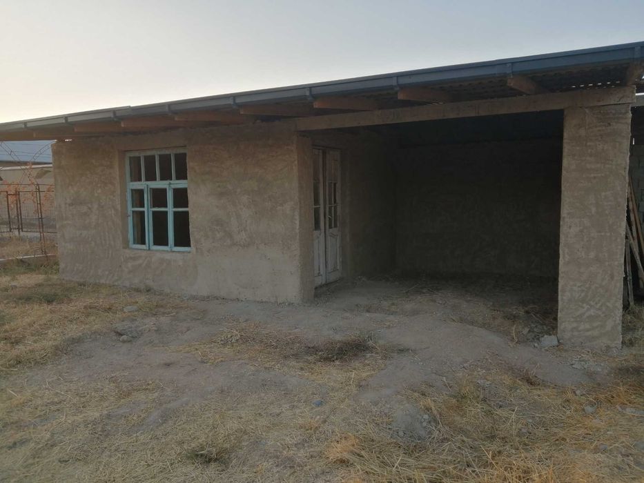 Qurilishi bitmagan uy sotiladi