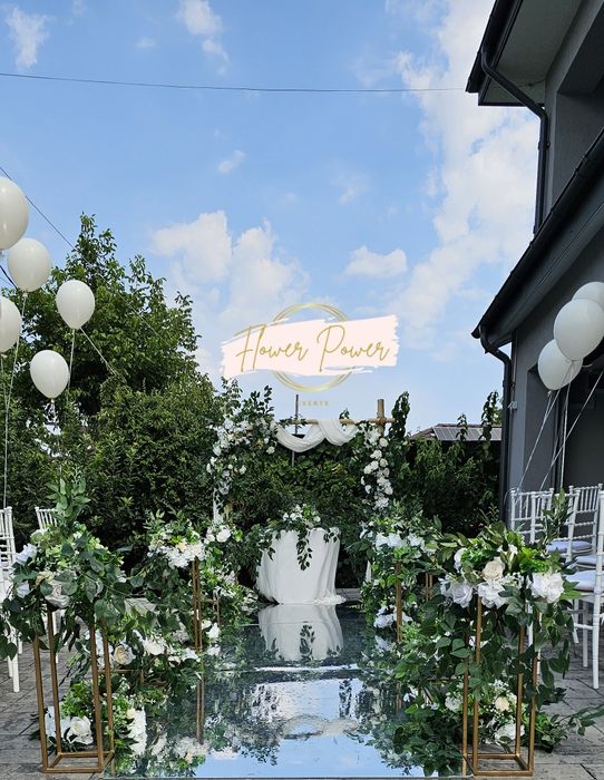 Aranjamente florale/arcade baloane/decor cununie de inchiriat
Prezidiu