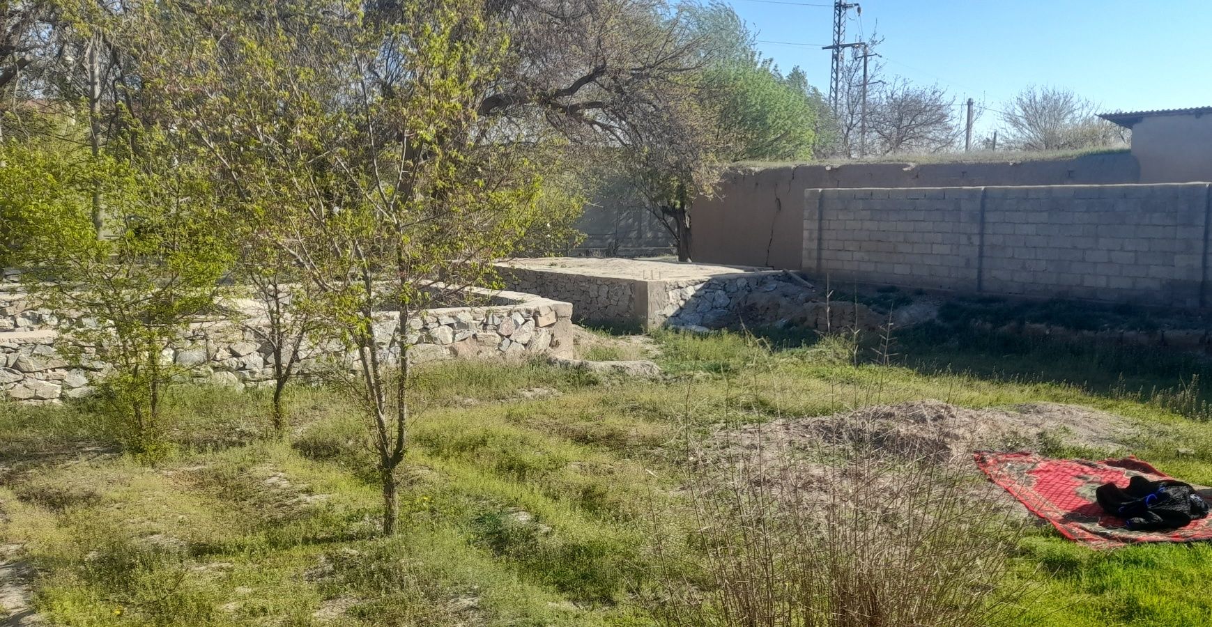 Vokzal faqat fundament qurilgan uchastka