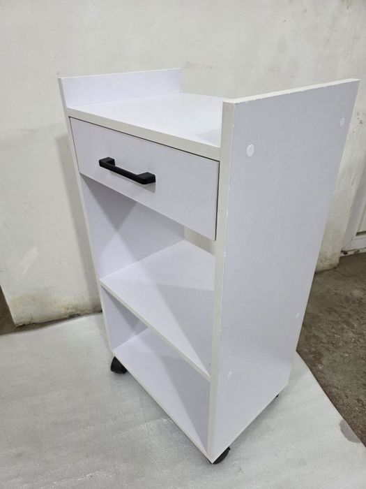 Тумбочка на роликах.  Тележка для салона красоты и косметологии