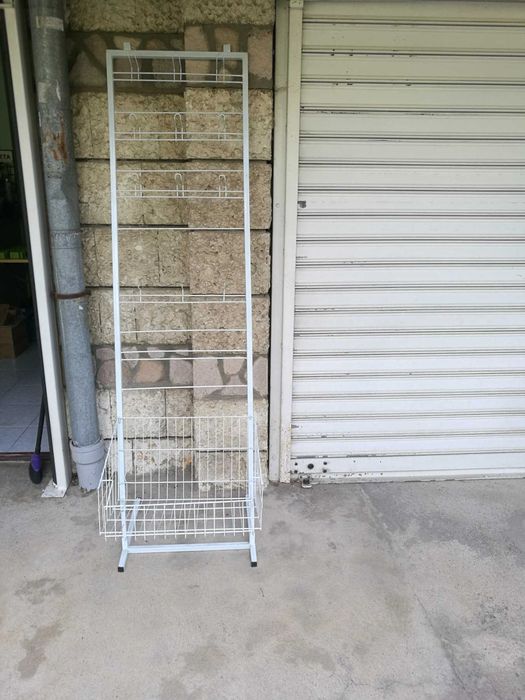 Продавам различни видове стелажи