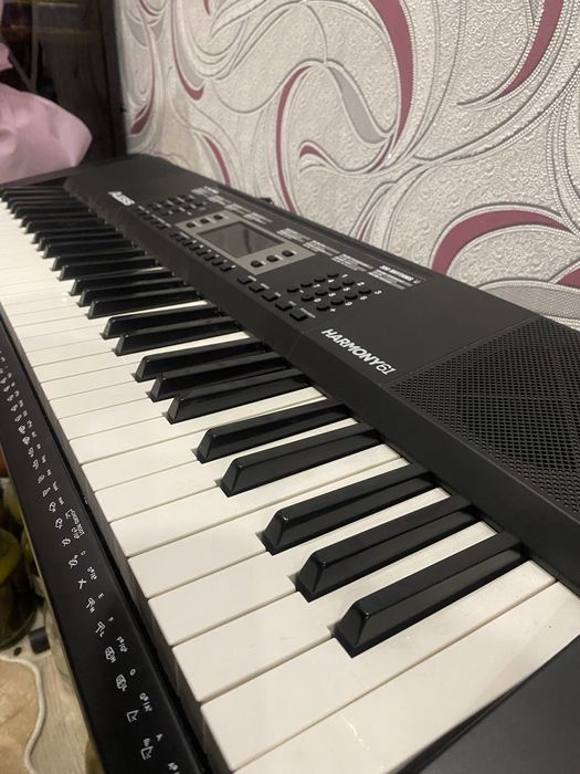 Продам синтезатор 61 клавиша