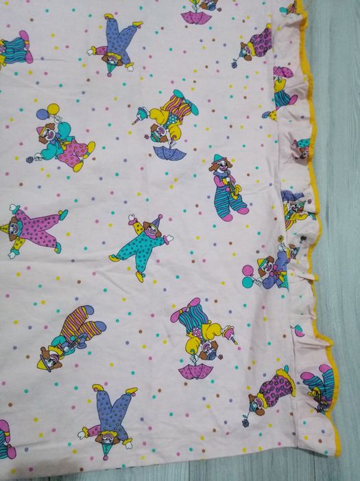 Cearsaf lenjerie de pat model clovni roz pentru fetite.