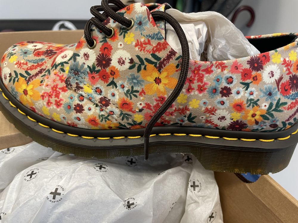 Pantofi Dr Martens noi