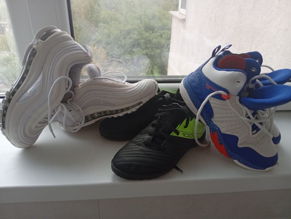 Adidași 36.5 băieți.