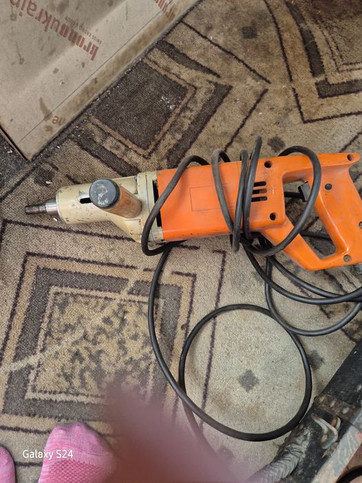 Продам электрическую мощную дрель советских времен с комплектом сверел