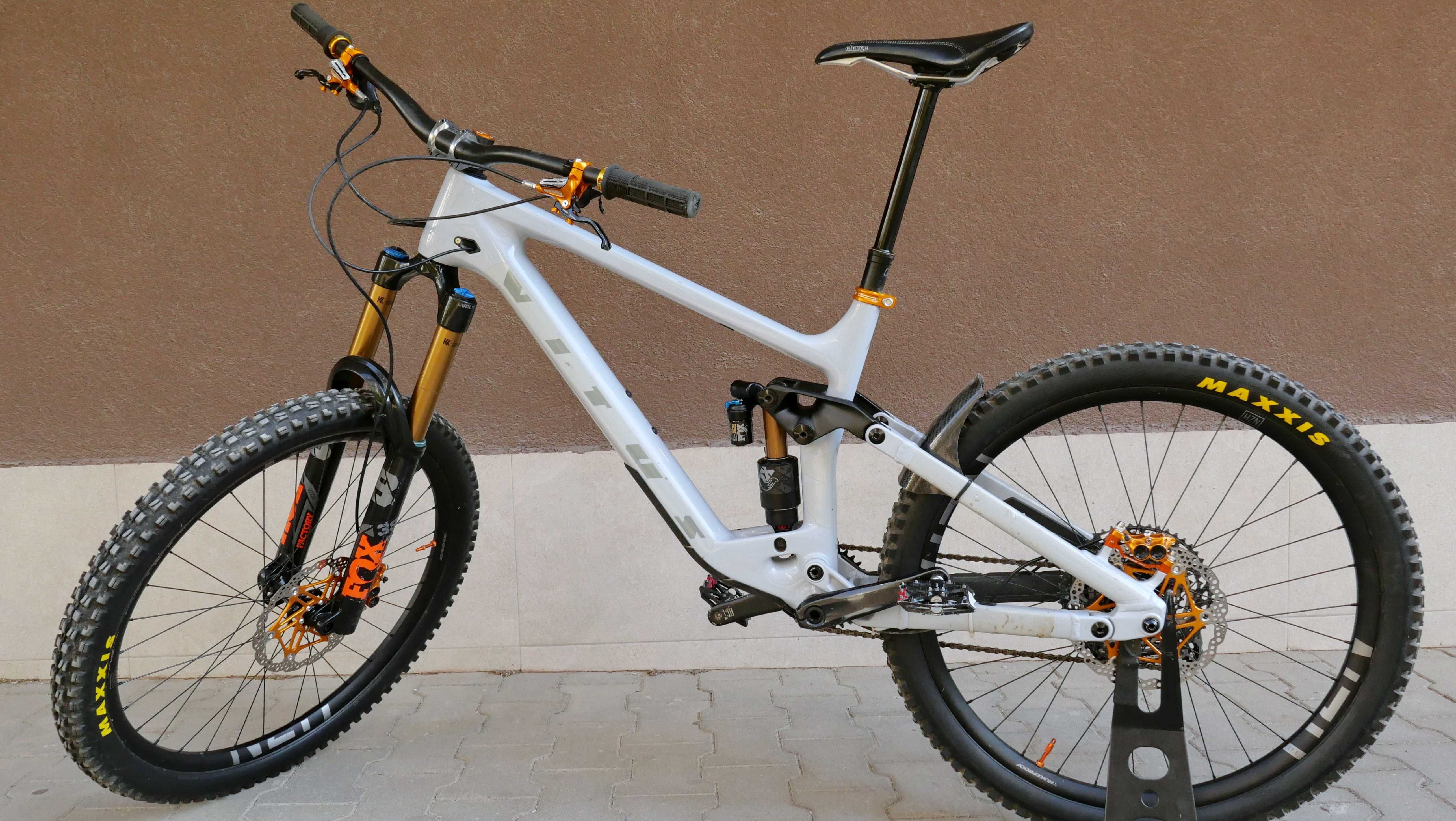 Vitus Sommet, 27.5 L, T700 карбон, FOX 38 Factroy, 170 ход, 1x 12 XTR