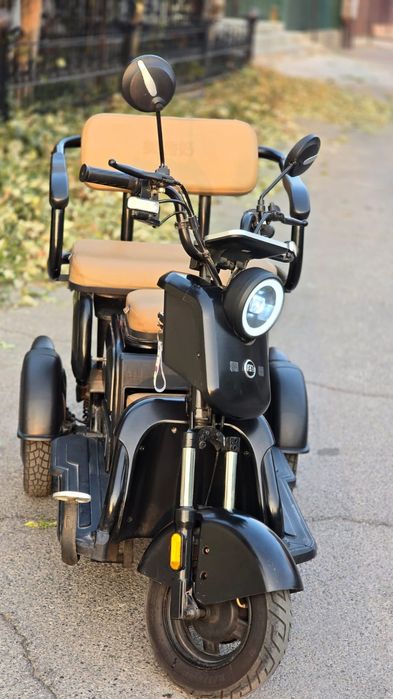 Электро скутер -трицикл продам в отличном состоянии,пробег маленький .