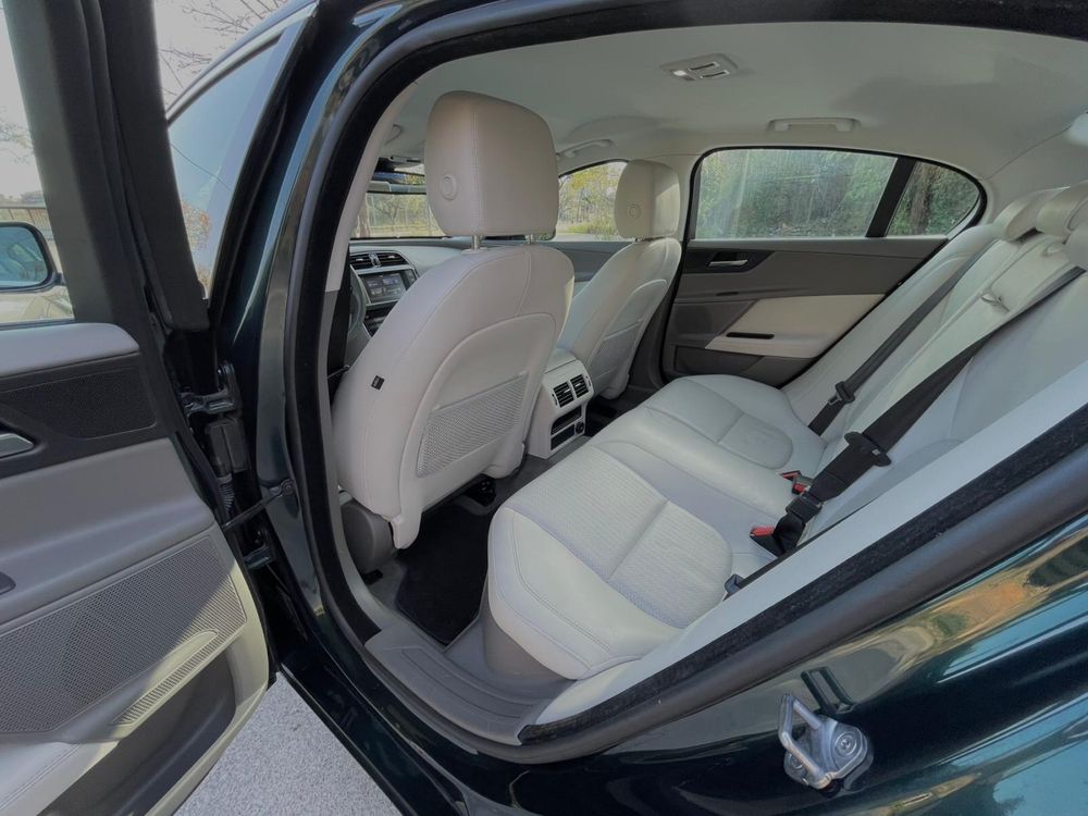 Inchiriez Jaguar XE Bucuresti