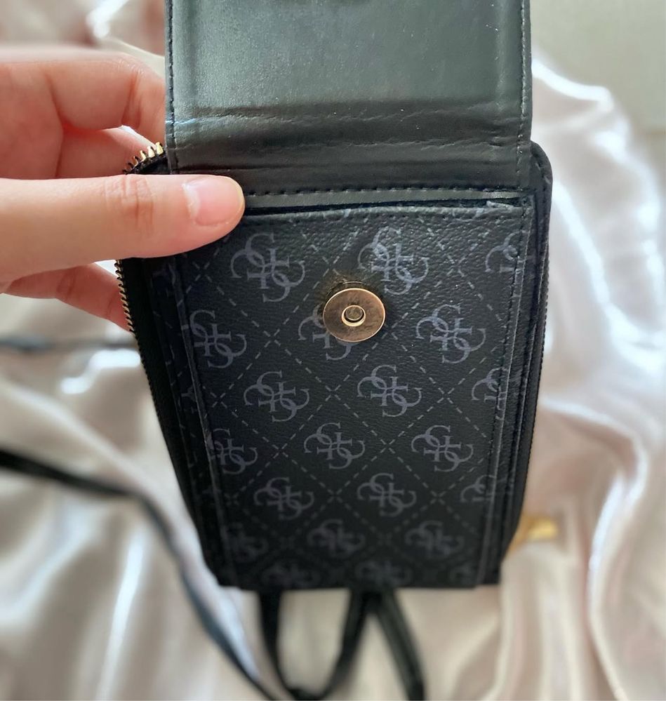Дамска чанта на Guess