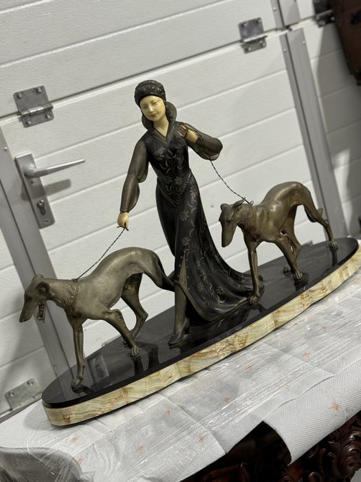 Statueta art deco din antimoniu pe soclu de marmura