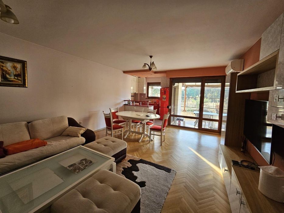 Дава се под наем Многостаен апартамент в Пловдив, Кършияка - 195 кв.м за 875 € - Снимка #2