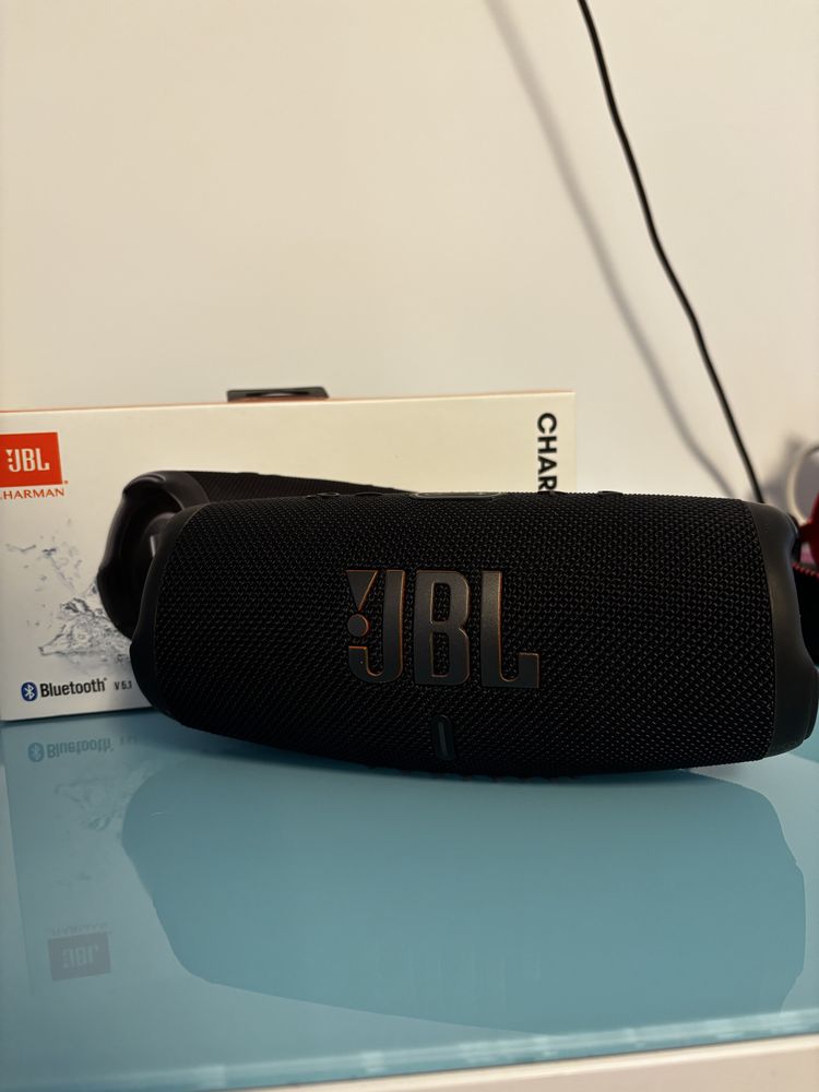 Vand boxa jbl charge 5 in stare perfecta