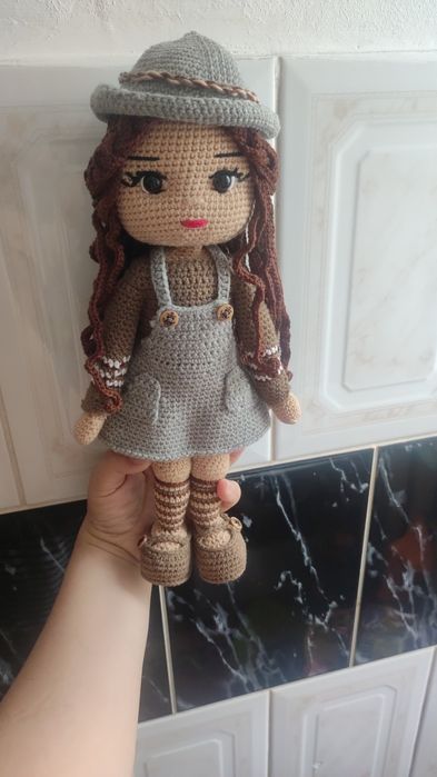 Păpușă croșetată manual