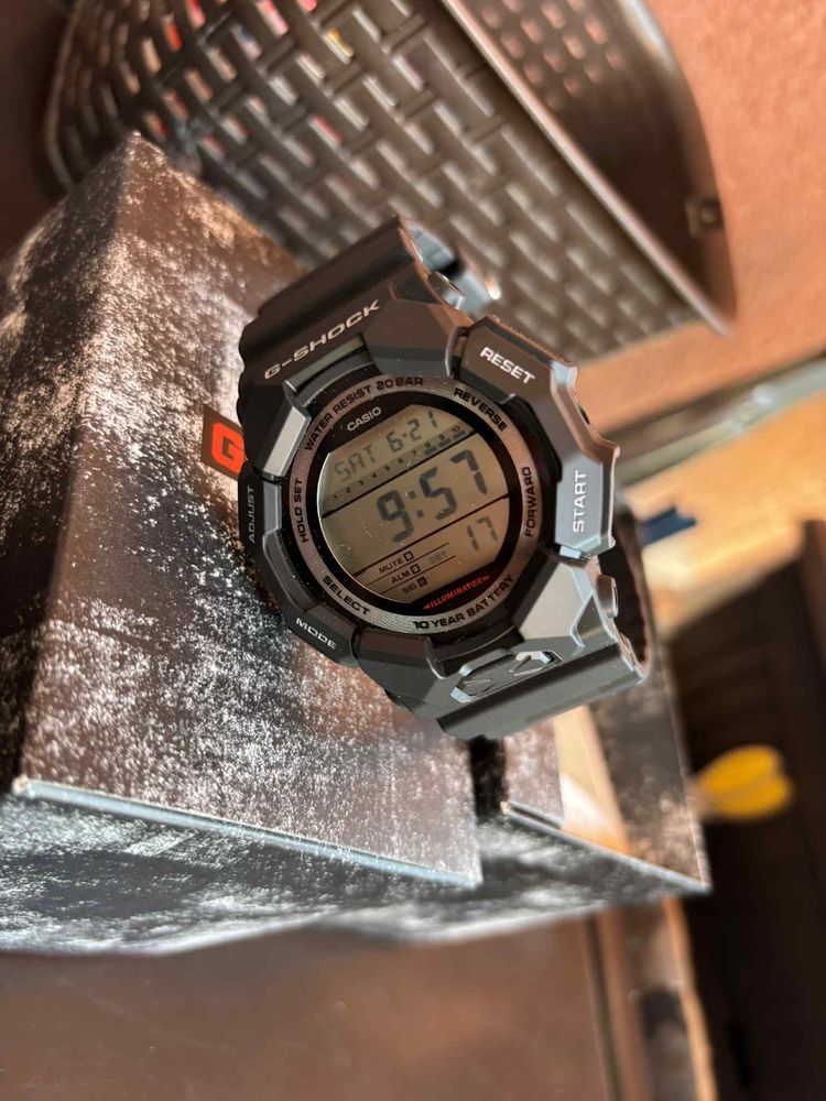 Чисто нов часовник G-shock с кутия и горанция.