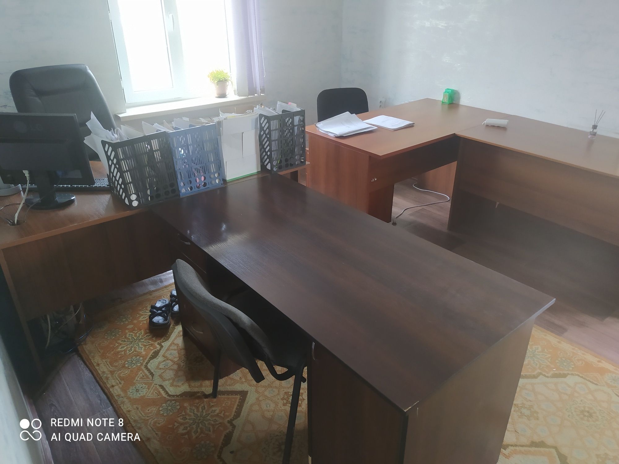 Офисные столы с выдвижными ящиками и без в хорошем состоянии
