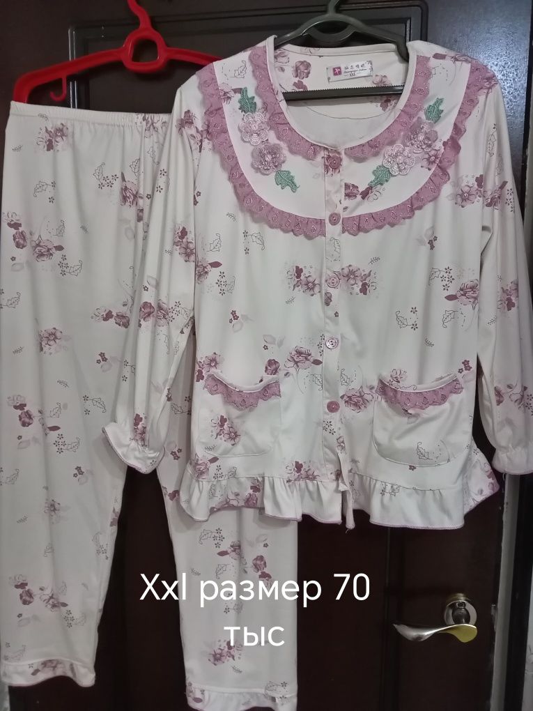 Сапоги казаки и женские вещи разного размера.