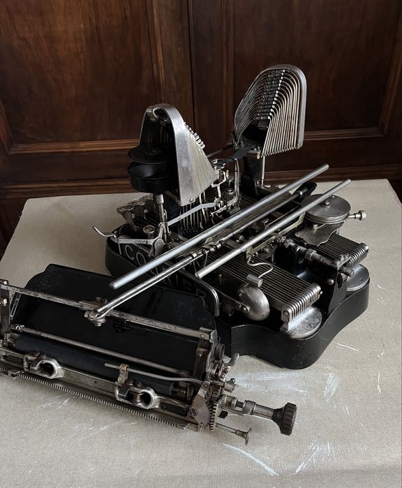 masina de scris veche Courier