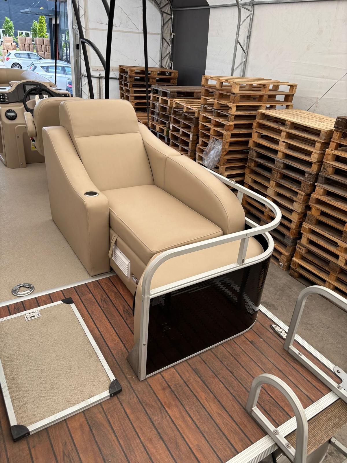 Vând ponton tip catamaran Sharkcaretta SC8M
	•	motor electr
