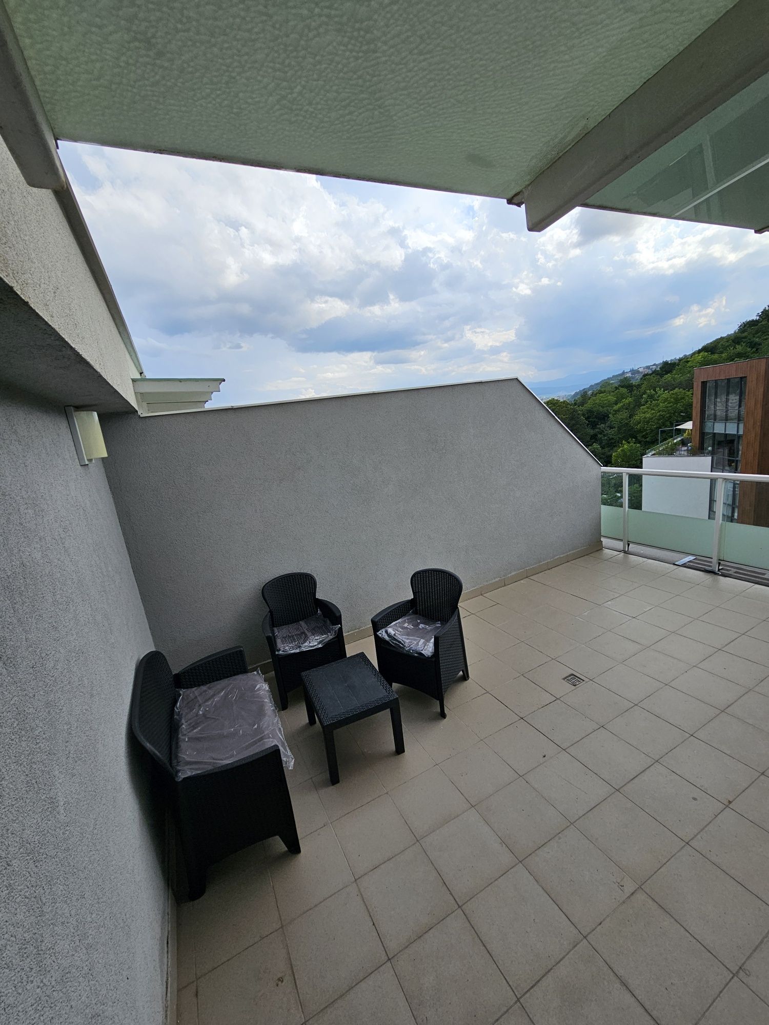 Închiriez apartament 2 camere cu 2 parcari