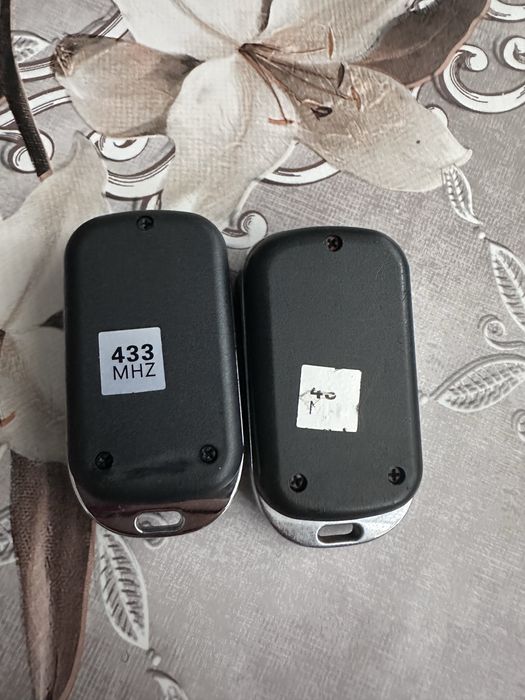 Два броя дистанциони с четери позиции работят при 433MHZ