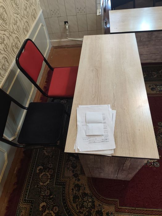 Parta va stullar sotiladi.