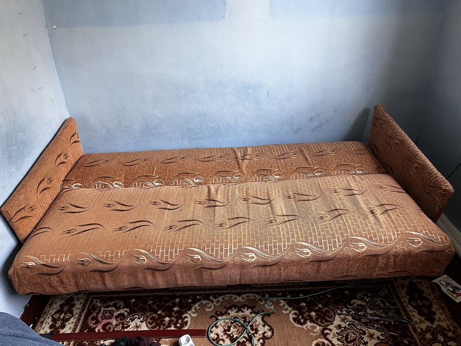 Продам диван 100000 сум