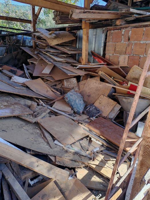 Подарява дъски, шперплат, плоскости и др