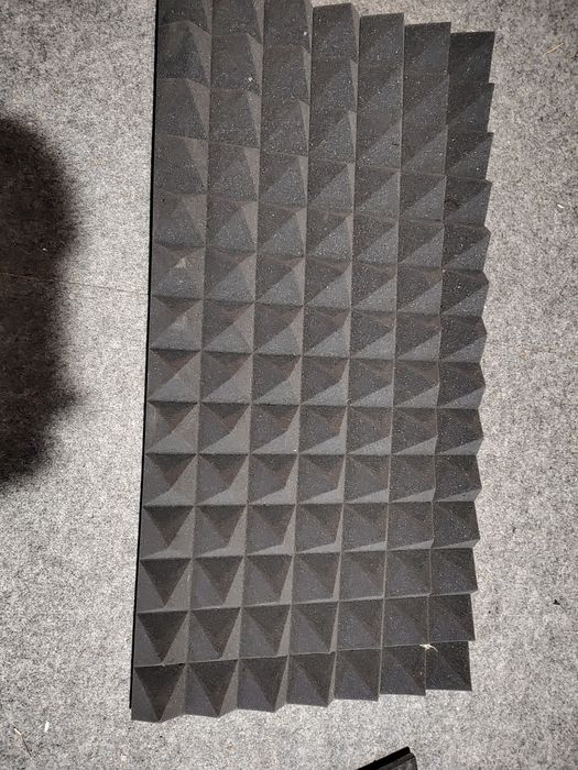 Продавам звукоизолация тип пирамида