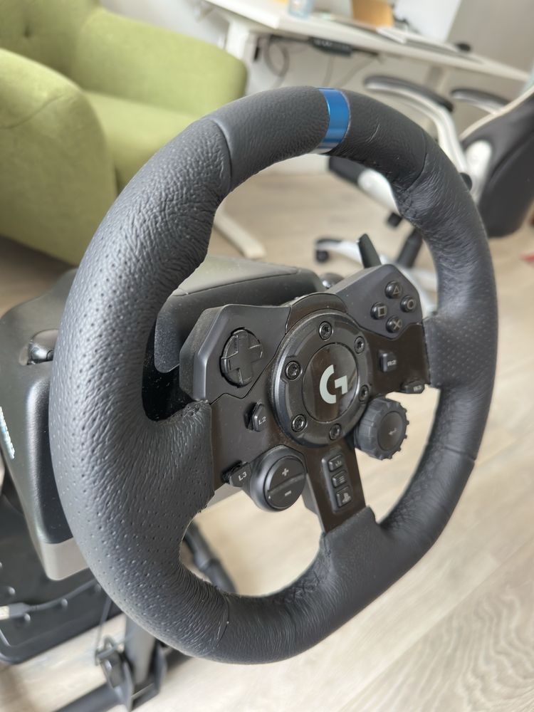 Logitech - G923 (в гаранция) + Стоманена стойка Huzaro Speed 2.0