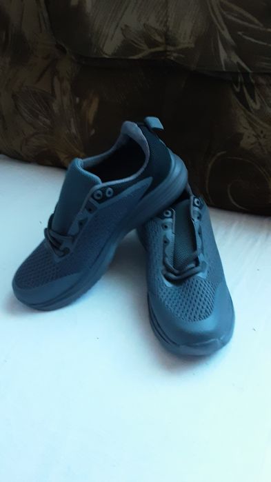 Adidași gri închis mărimea 40