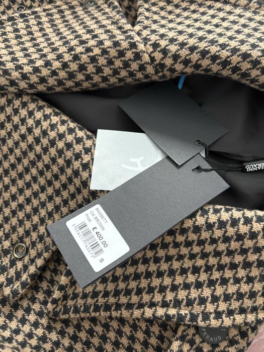 Palton barbat nou, nefolosit, in carouri