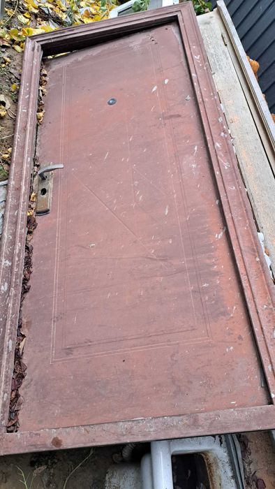 Vand usa metalică utilizată  stare bună. 2,06 /0.93  Galati