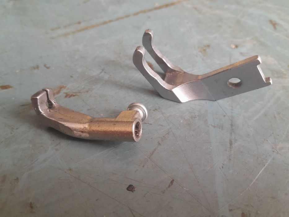 Вътрешно и Външно Крачета за Шевна Машина АДЛЕР с Троен Транспорт