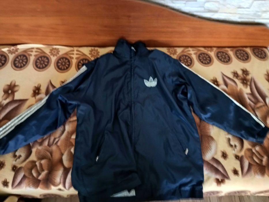 Продавам оригинална спортна грейка Adidas