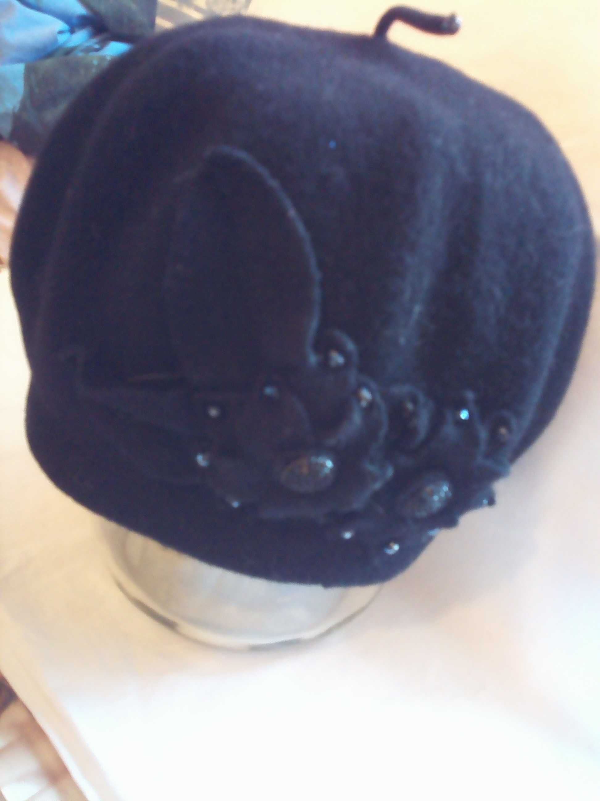 женская  кожаная  шапка с козырьком-56 р