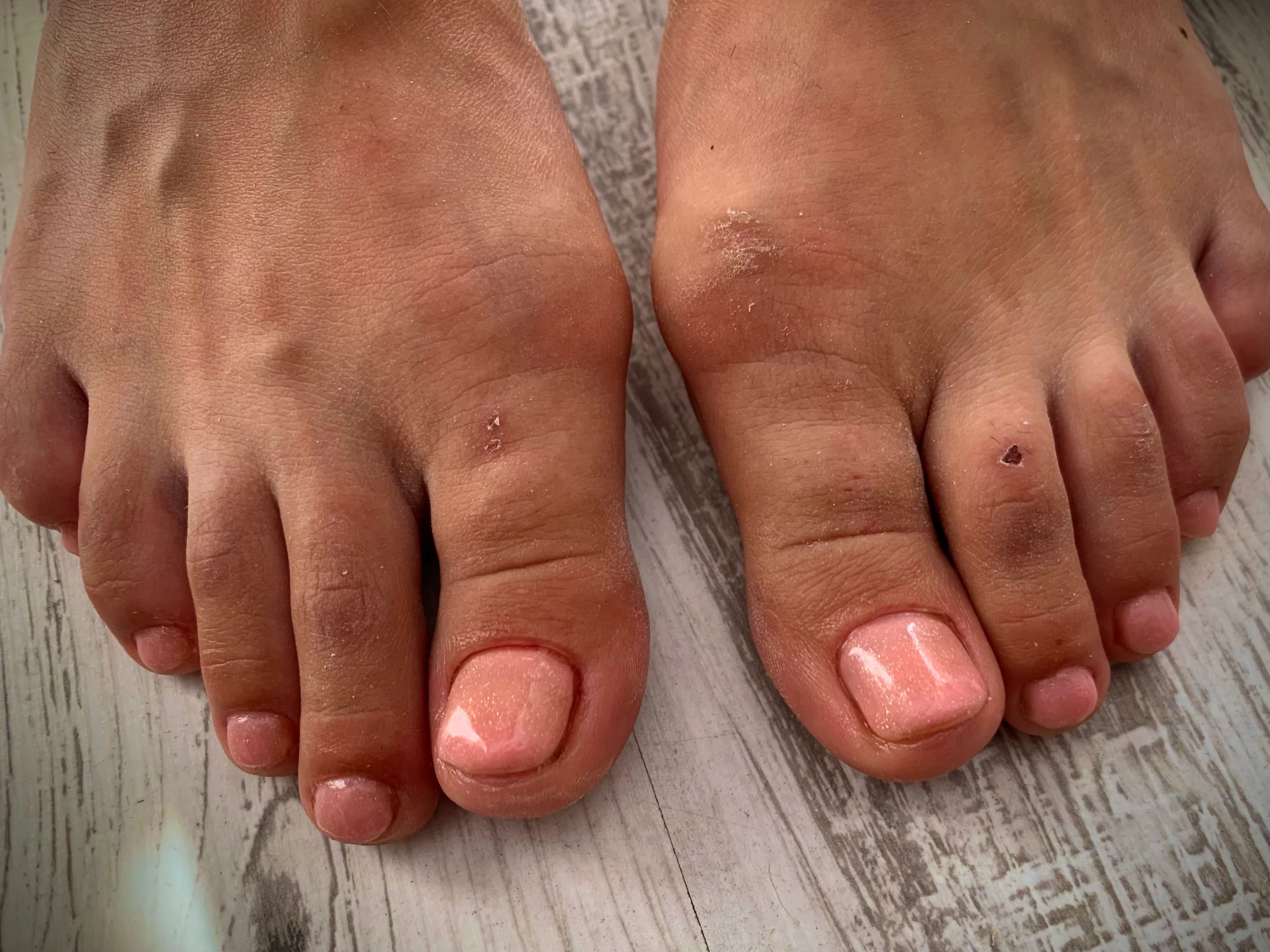 Unghii cu gel-70 lei, semipermanente- 60 lei și/sau pedichiura- 50 lei